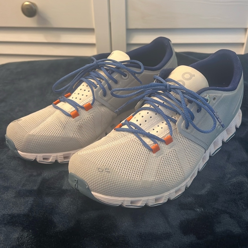 Women’s 8.5 OnCloud shoes